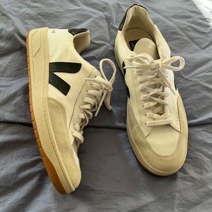 VEJA! Mens size 10. Like new condition.